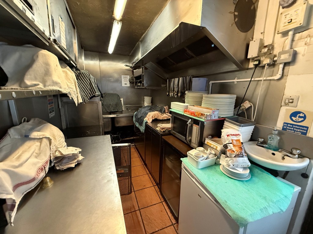 Lot: 69 - RESTAURANT PREMISES IN MALDON HIGH STREET WITH TWO BEDROOM FLAT ABOVE - Commercial kitchen in the restaurant premises